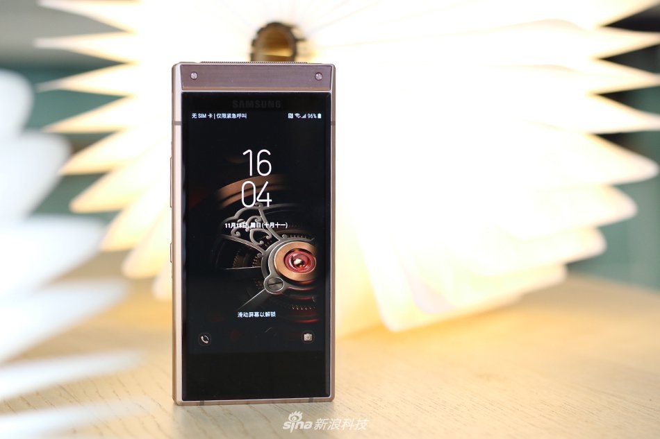 Smartphone gập của Samsung – W2019 khoe dáng trong loạt ảnh thực tế 4