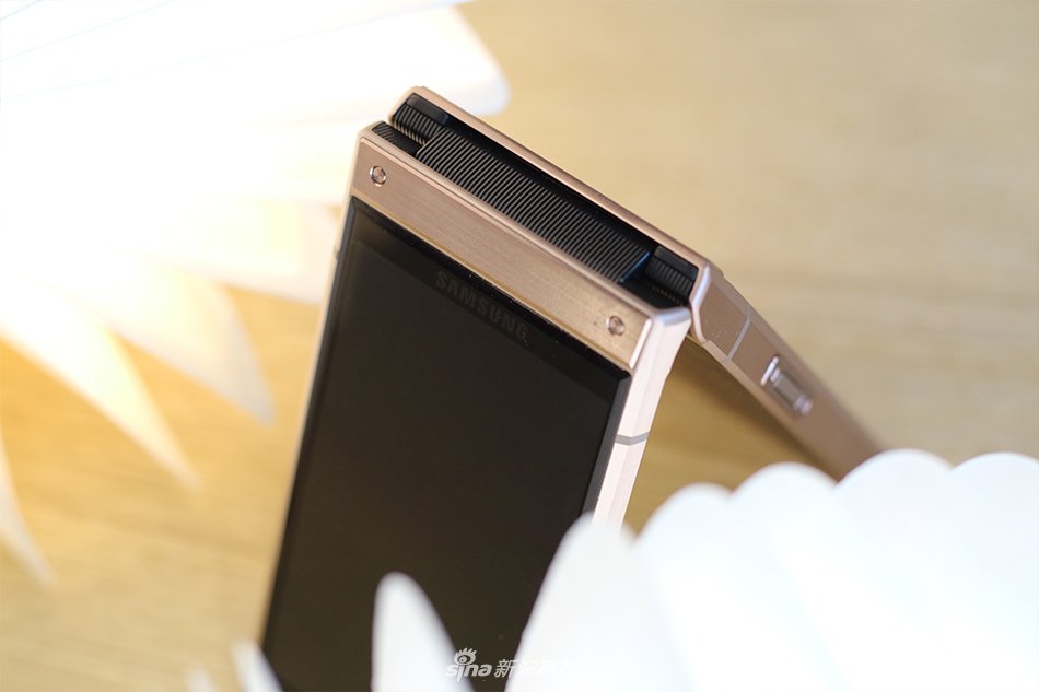 Smartphone gập của Samsung – W2019 khoe dáng trong loạt ảnh thực tế 5