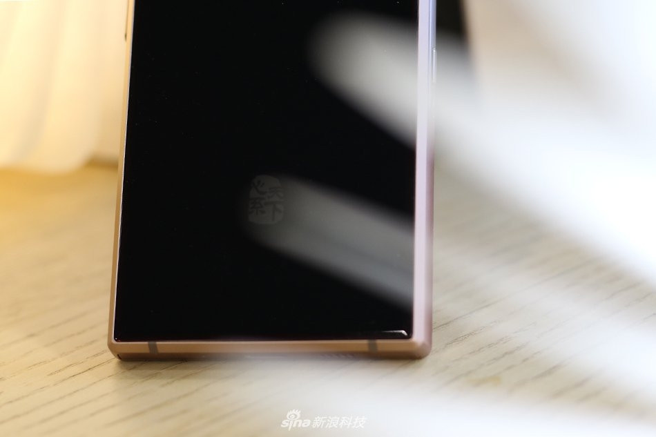Smartphone gập của Samsung – W2019 khoe dáng trong loạt ảnh thực tế 7