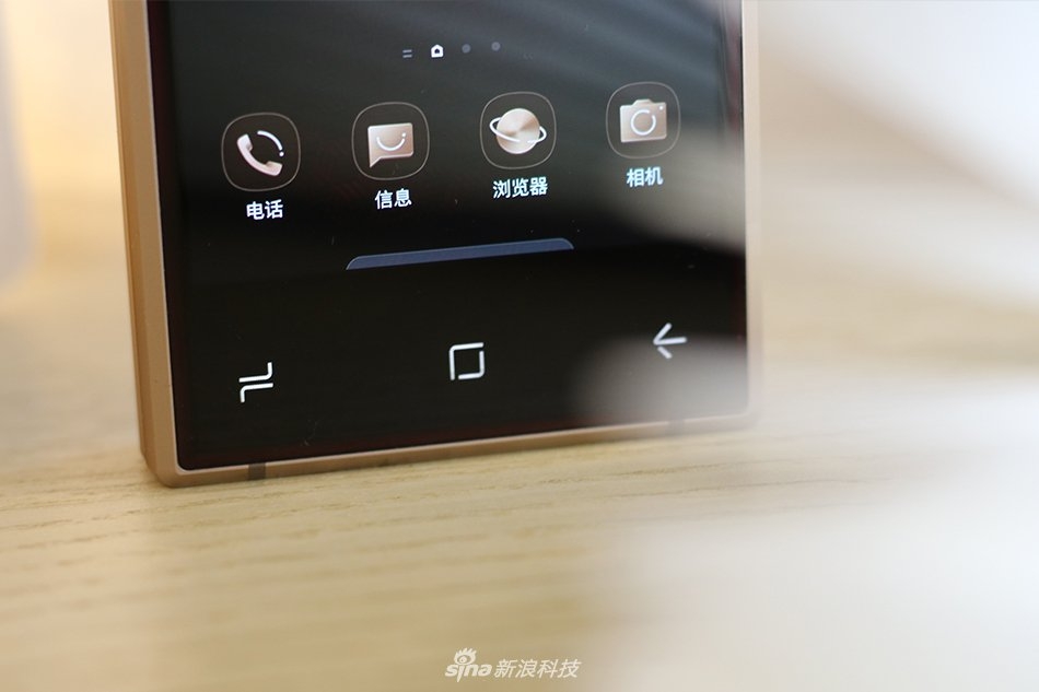 Smartphone gập của Samsung – W2019 khoe dáng trong loạt ảnh thực tế 8