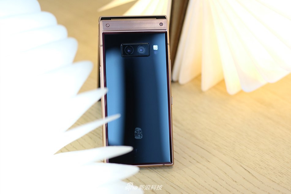 Smartphone gập của Samsung – W2019 khoe dáng trong loạt ảnh thực tế 9