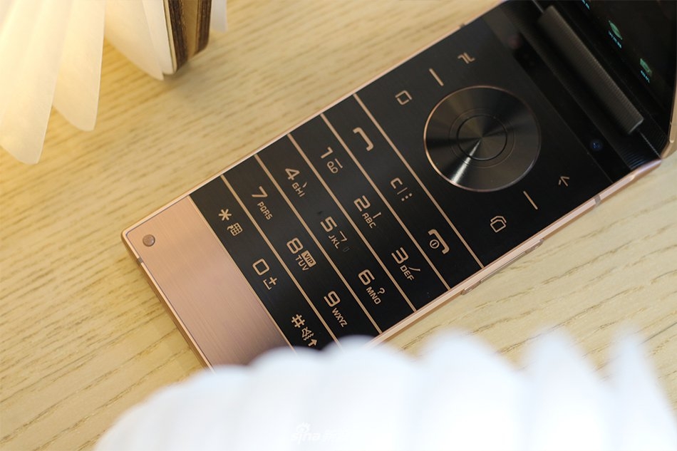 Smartphone gập của Samsung – W2019 khoe dáng trong loạt ảnh thực tế 10