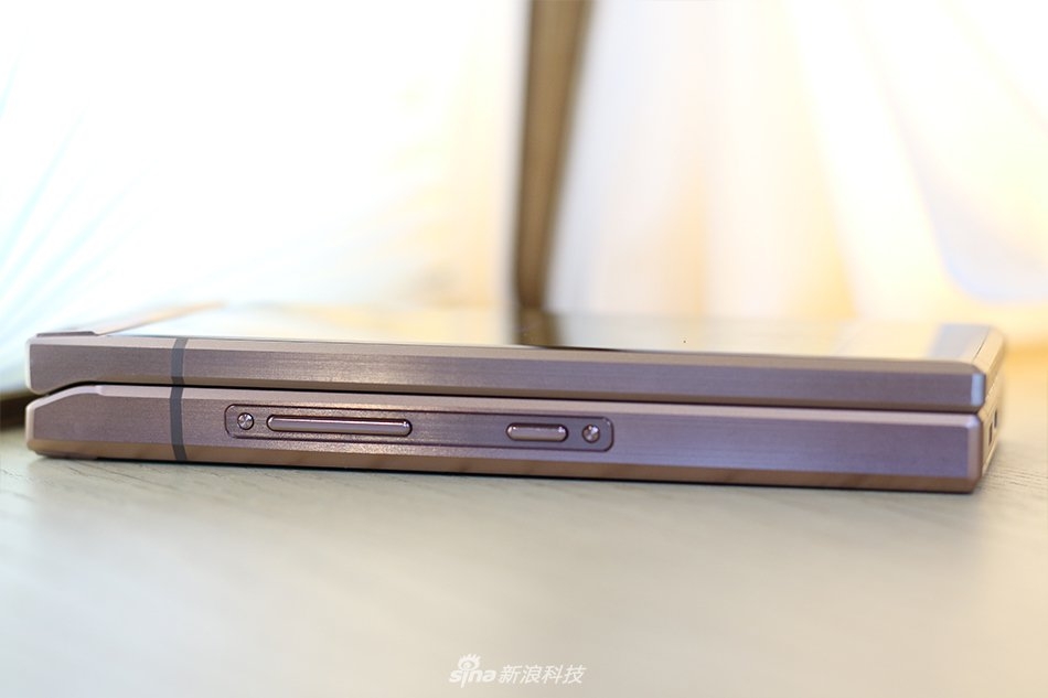Smartphone gập của Samsung – W2019 khoe dáng trong loạt ảnh thực tế 11