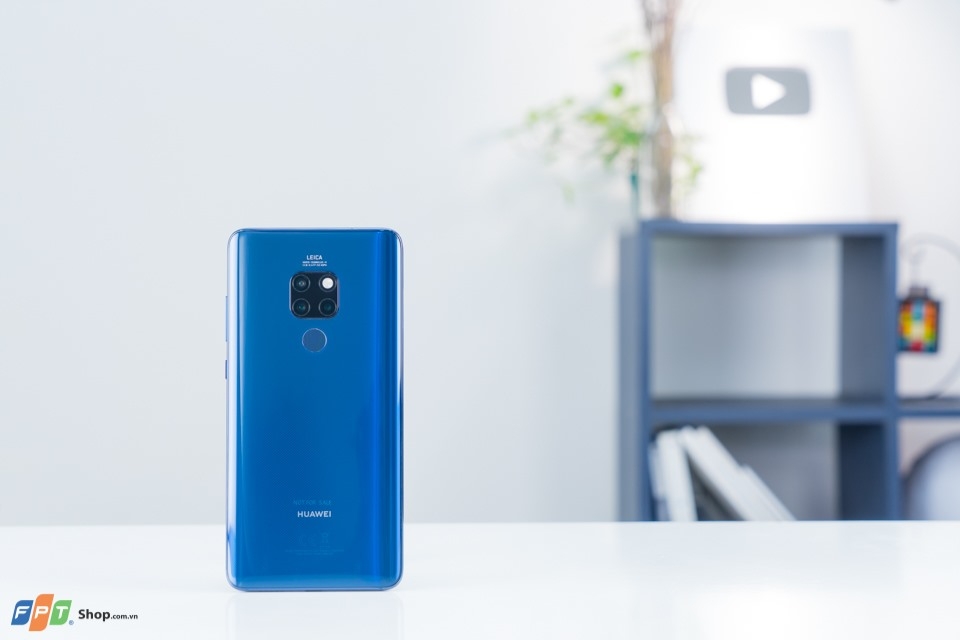 So sánh Xiaomi Mi 8 Pro vs Huawei Mate 20 03