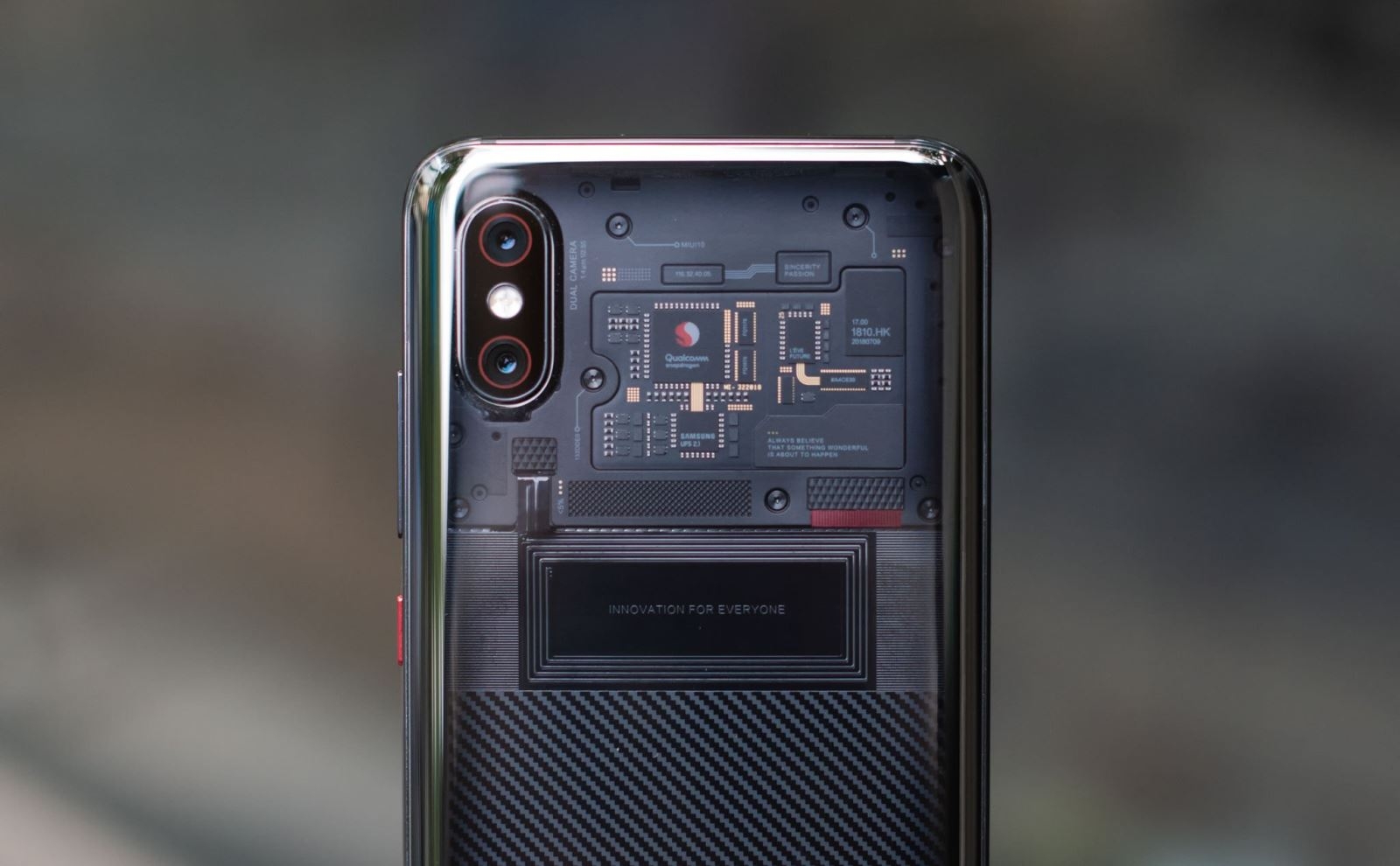 So sánh Xiaomi Mi 8 Pro vs Huawei Mate 20 06