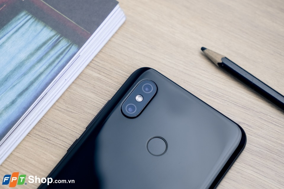 Xiaomi Mi 8 vs Xiaomi Mi 8 Pro 02