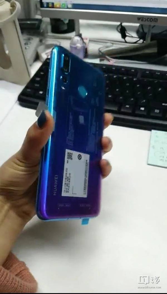 Huawei Nova 4 lộ ảnh thực tế (ảnh 3) Huawei Nova 4 lộ ảnh thực tế (ảnh 3)