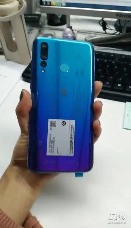 Huawei Nova 4 lộ ảnh thực tế (ảnh 4) Huawei Nova 4 lộ ảnh thực tế (ảnh 4)