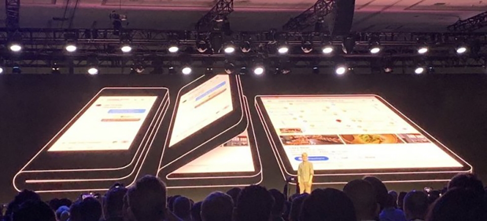 Samsung bí mật trưng bày Galaxy Fold tại CES 2019 Samsung bí mật trưng bày Galaxy Fold tại CES 2019