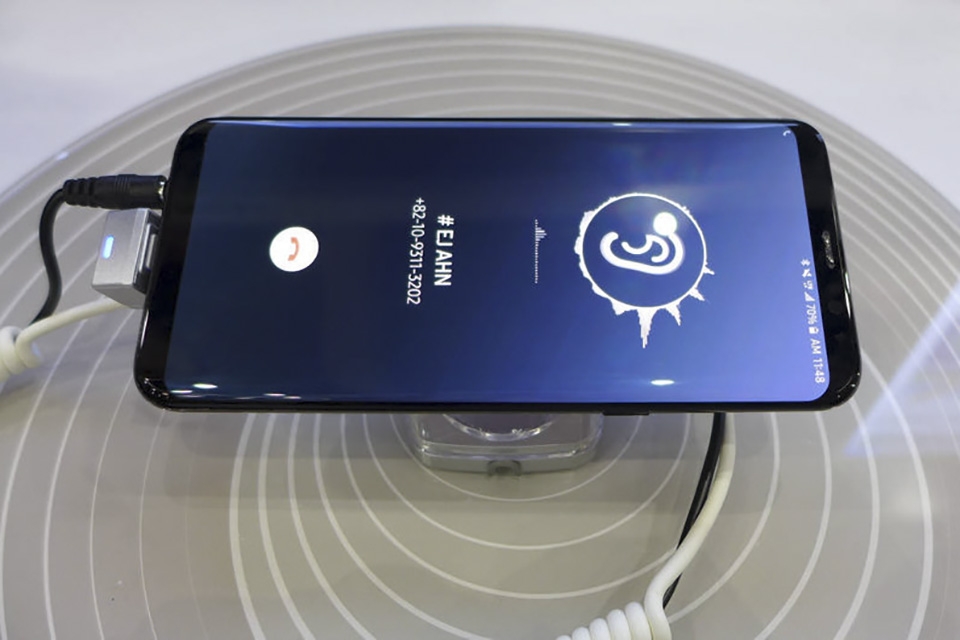 loa trong màn hình LG G8