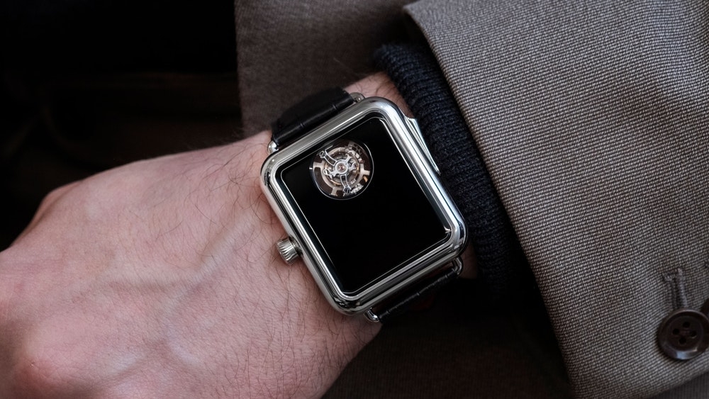 Trông giống như Apple Watch nhưng chiếc đồng hồ “cổ điển” này có giá tới 8 tỷ đồng