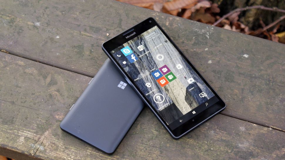 Lumia 950 XL chạy Windows 10 ARM