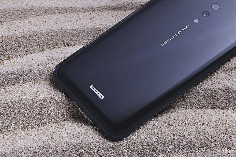 Cổng sạc từ trên Vivo APEX