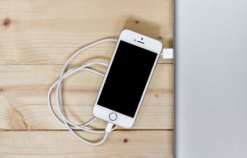 Apple bị kiện vì làm bộ sạc iPhone cũ không hoạt động