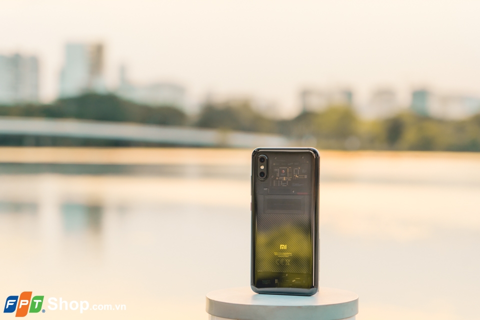 Xiaomi Mi 8 Pro: Giá hợp lý, đủ các “món ăn chơi” với chỉ 15 triệu! (ảnh 1)
