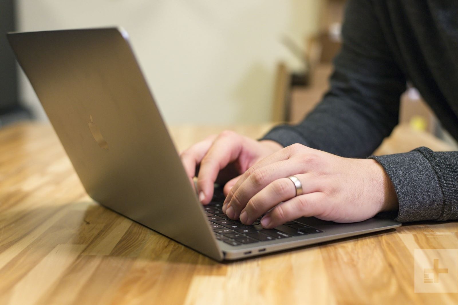 MacBook Air 2018 hay Surface Laptop 2: Chọn ultrabook nào? (ảnh 2)
