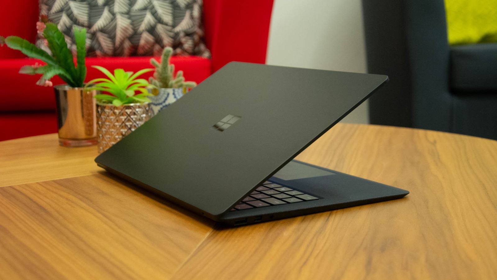 MacBook Air 2018 hay Surface Laptop 2: Chọn ultrabook nào? (ảnh 3)