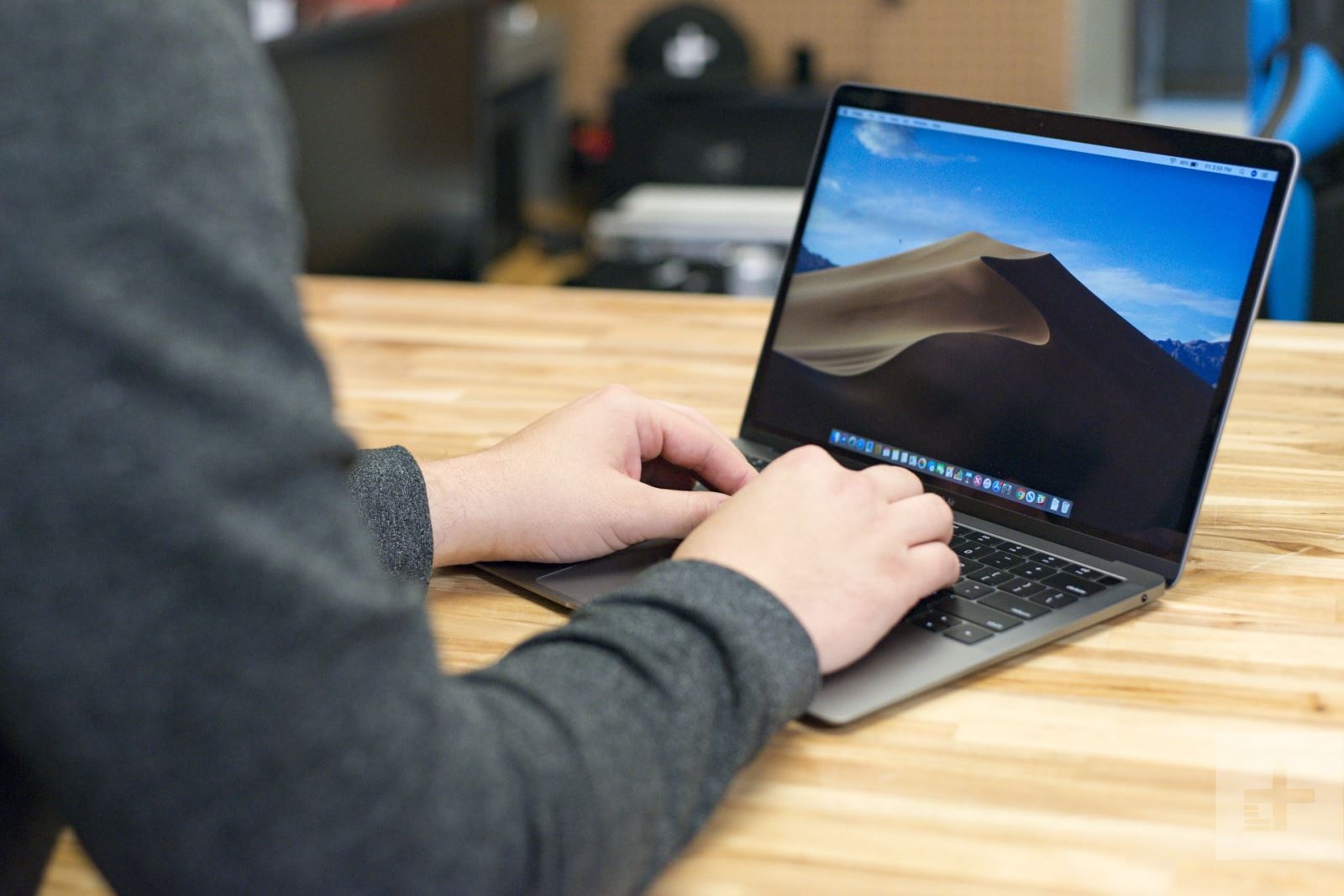 MacBook Air 2018 hay Surface Laptop 2: Chọn ultrabook nào? (ảnh 5)