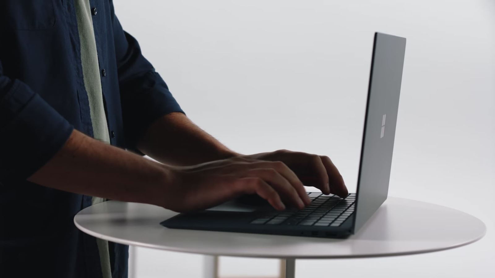 MacBook Air 2018 hay Surface Laptop 2: Chọn ultrabook nào? (ảnh 8)