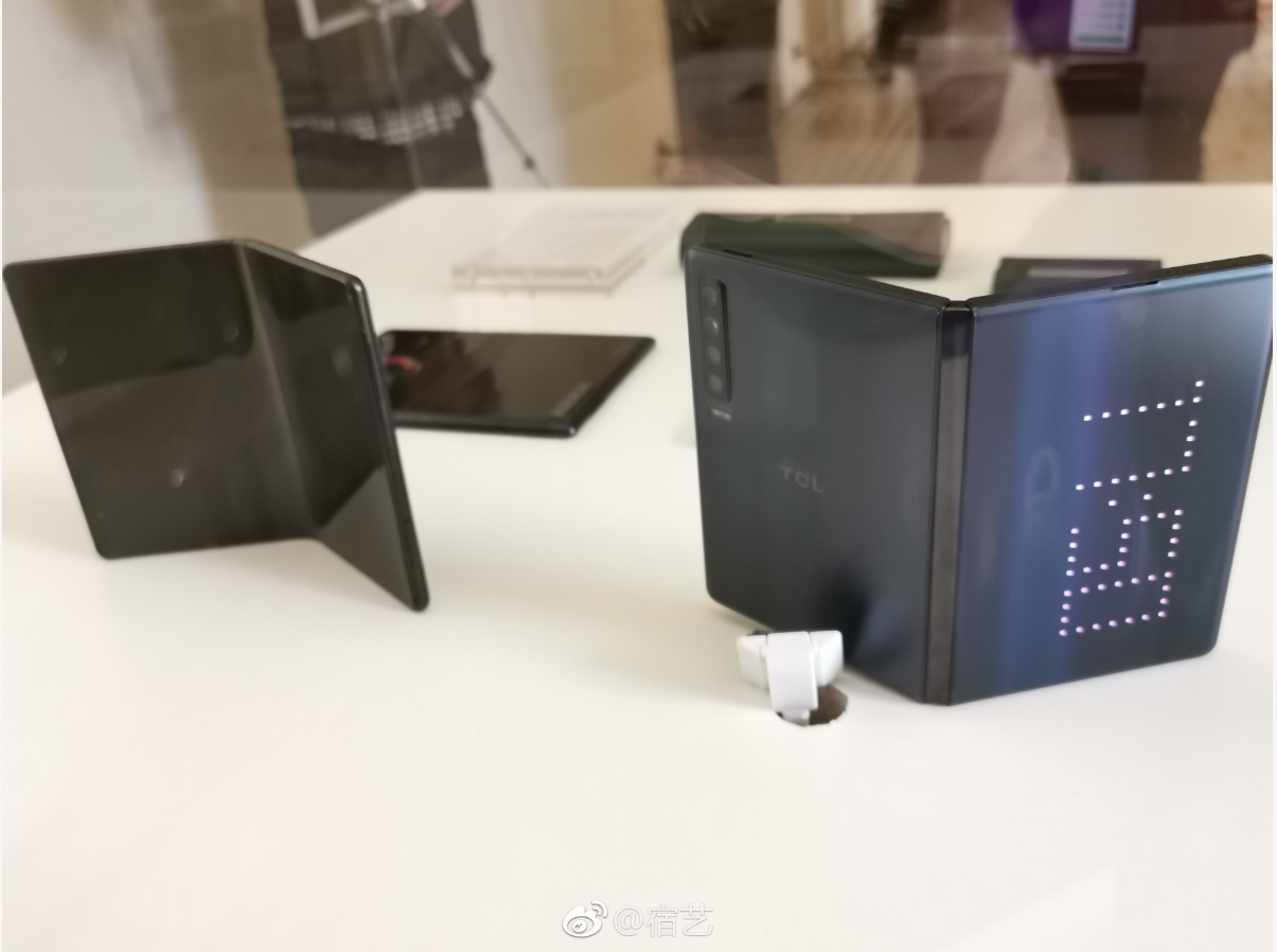 Có tới hai mẫu thiết bị màn hình gập đang được TCL phát triển 2