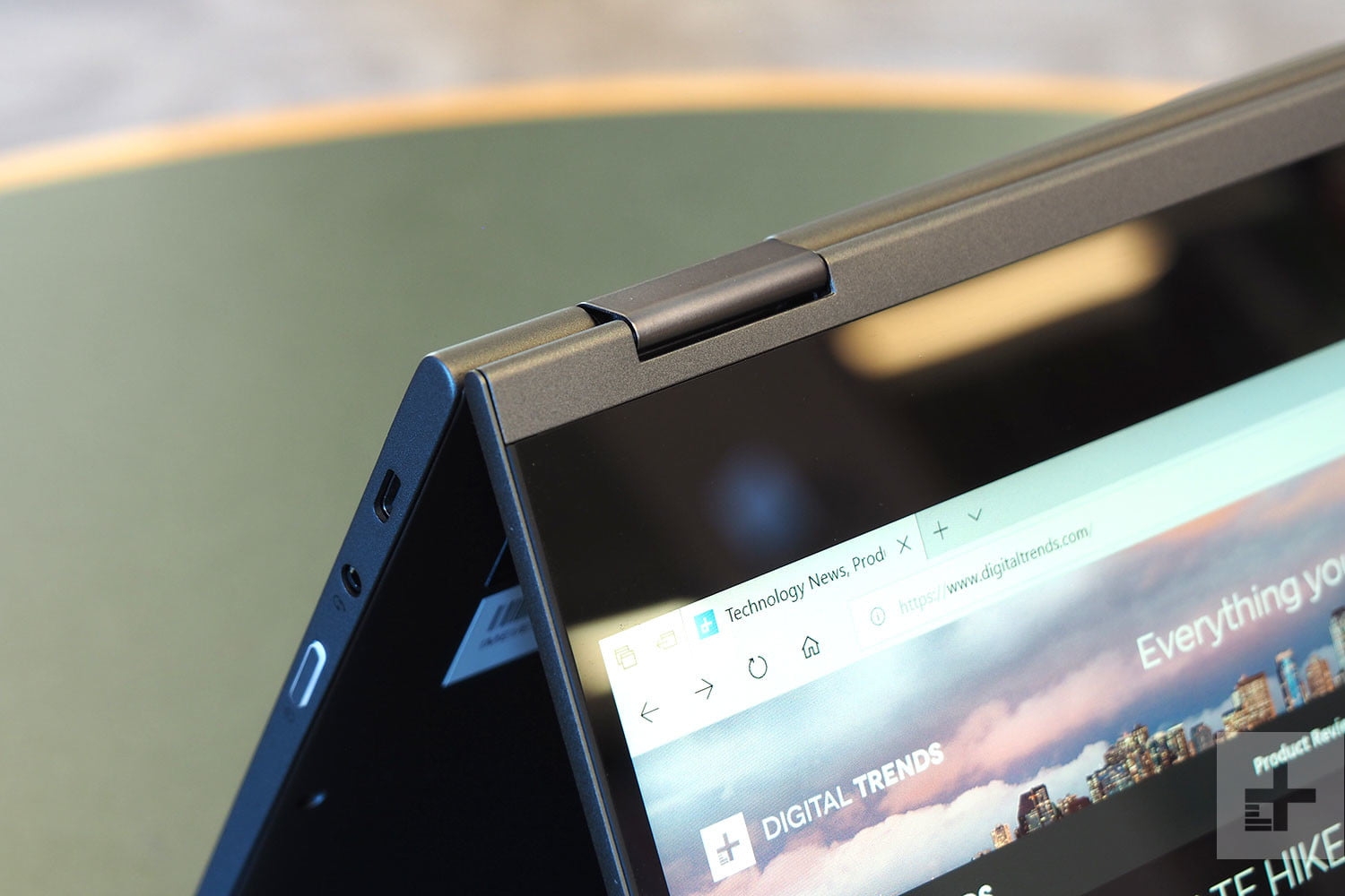 Đánh giá Lenovo Yoga C630: Đẹp, tốt, nhưng chưa đủ mạnh! (ảnh 3) Đánh giá Lenovo Yoga C630: Đẹp, tốt, nhưng chưa đủ mạnh! (ảnh 3)