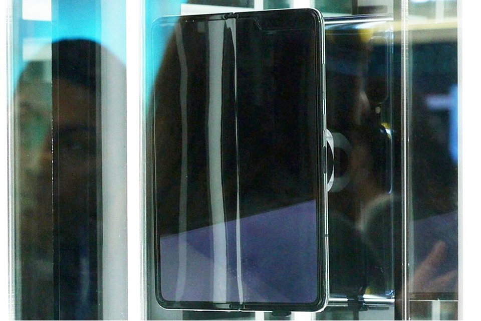 Màn hình Galaxy Fold xuất hiện nếp nhăn Màn hình Galaxy Fold xuất hiện nếp nhăn