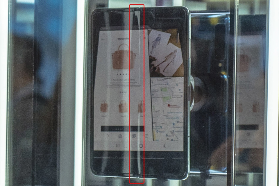 Màn hình Galaxy Fold xuất hiện nếp nhăn (ảnh 1) Màn hình Galaxy Fold xuất hiện nếp nhăn (ảnh 1)