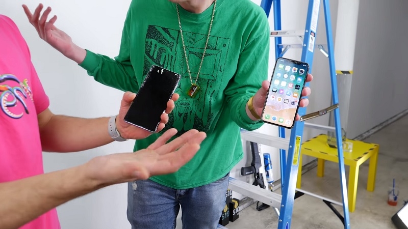 iPhone Xs Max và Galaxy S10+, thử nghiệm độ bền