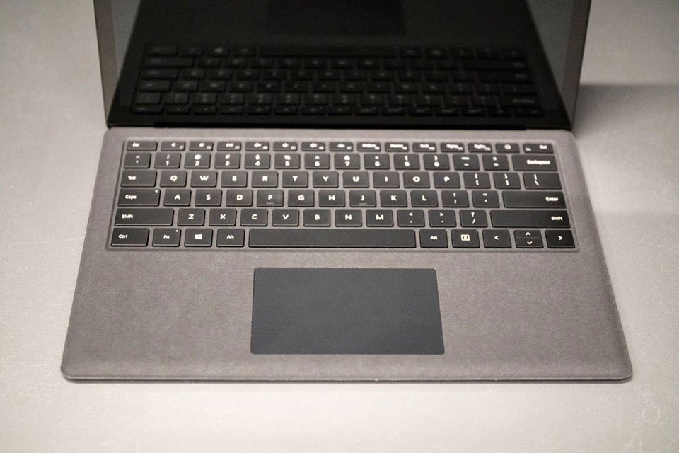 Apple MacBook Air đối đầu Microsoft Surface Laptop 2