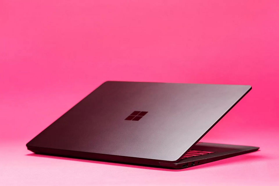 Apple MacBook Air đối đầu Microsoft Surface Laptop 2