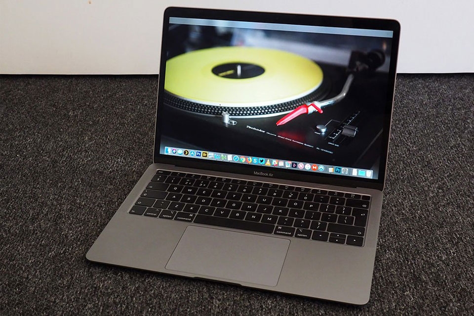 Apple MacBook Air đối đầu Microsoft Surface Laptop 2