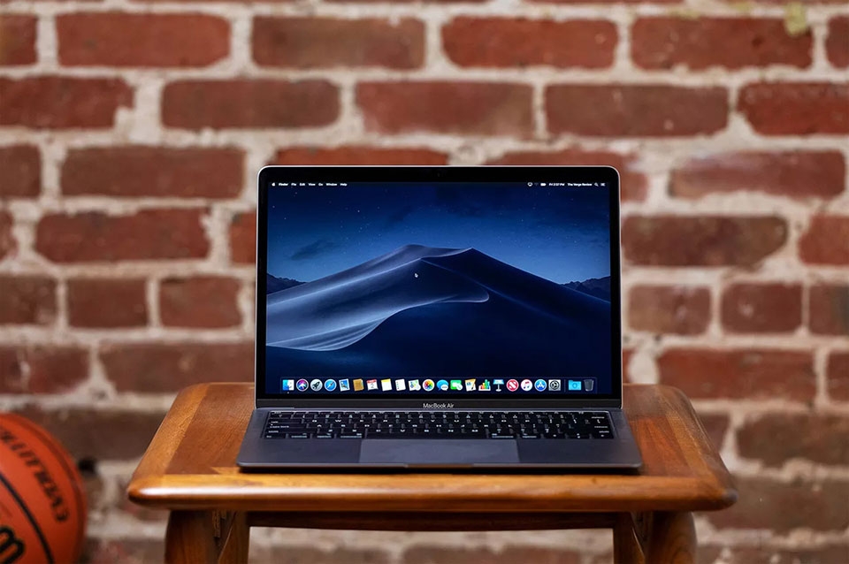Apple MacBook Air đối đầu Microsoft Surface Laptop 2