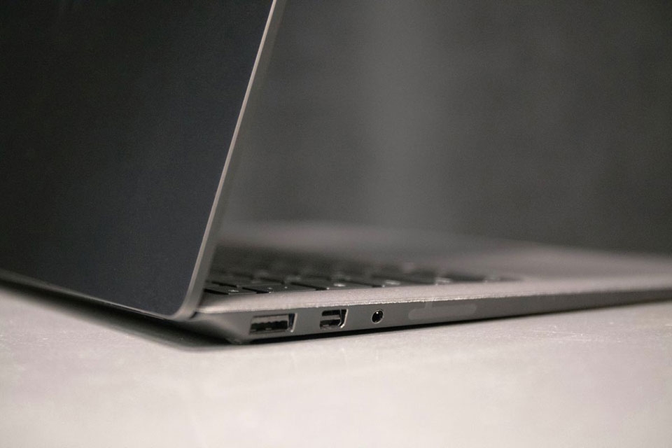 Apple MacBook Air đối đầu Microsoft Surface Laptop 2