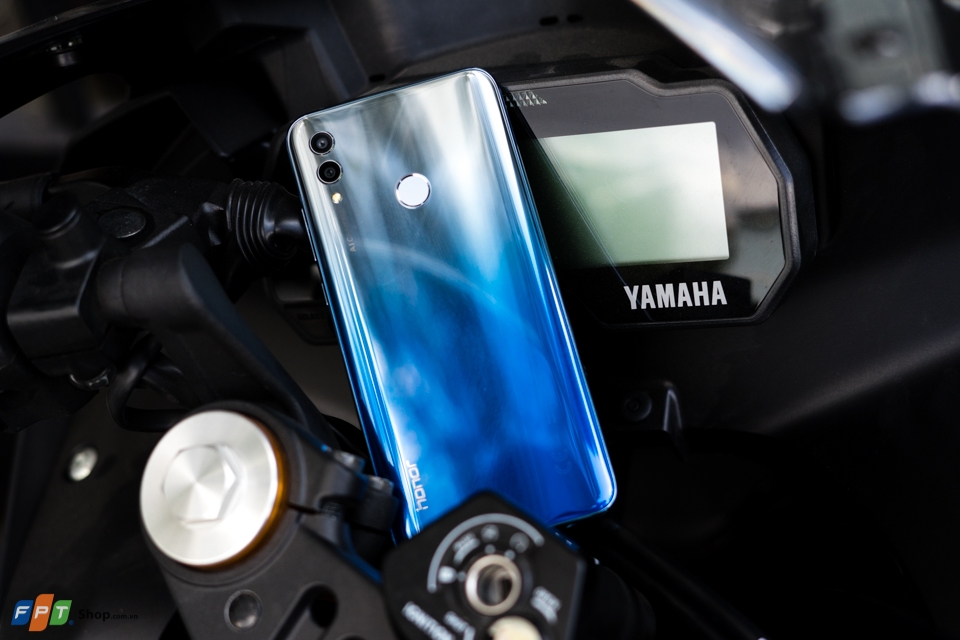 cảm nhận thiết kế Honor 10 Lite