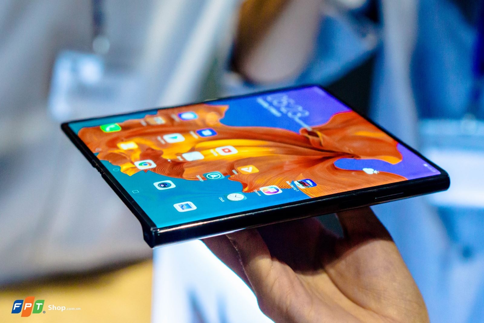 Trên tay Huawei Mate X: chiếc smartphone 5G nhanh nhất thế giới