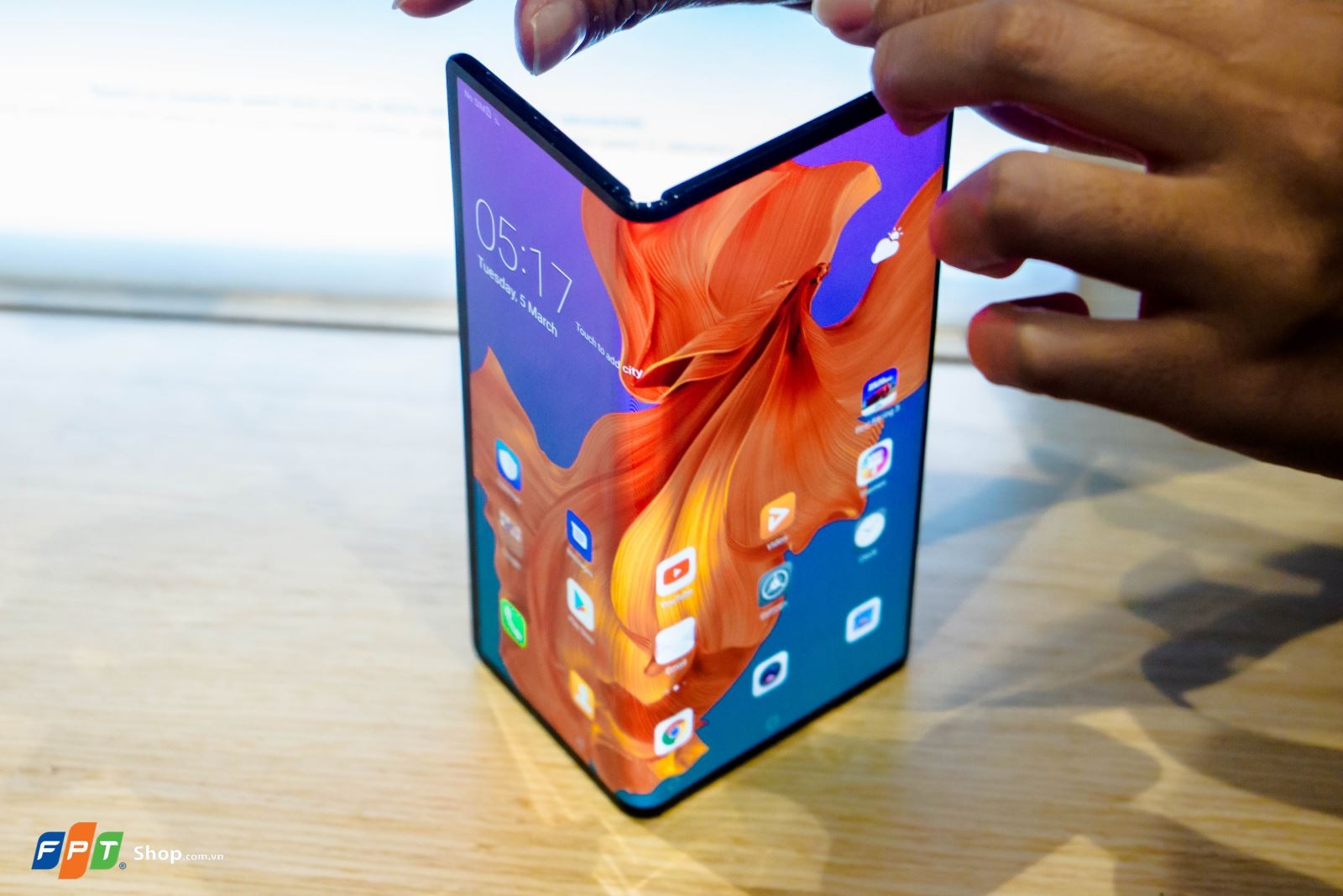 Trên tay Huawei Mate X: chiếc smartphone 5G nhanh nhất thế giới