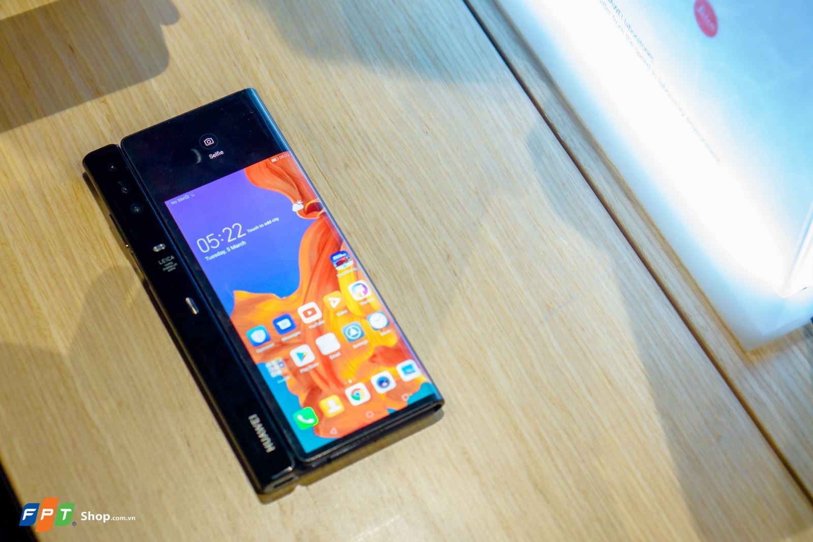 Trên tay Huawei Mate X: chiếc smartphone 5G nhanh nhất thế giới