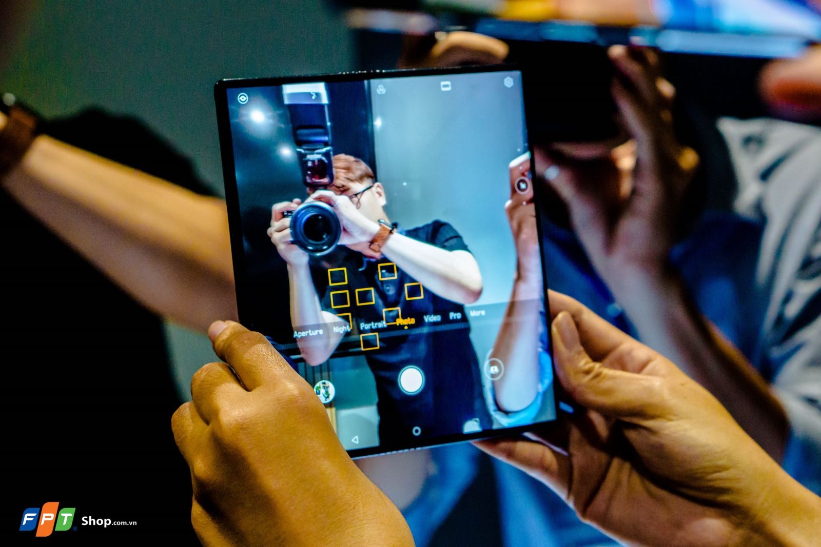 Trên tay Huawei Mate X: chiếc smartphone 5G nhanh nhất thế giới