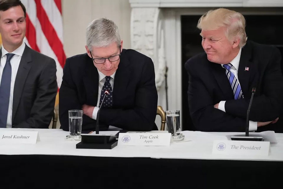 Bất ngờ khi ông Trump gọi CEO của Apple là "Tim Apple"