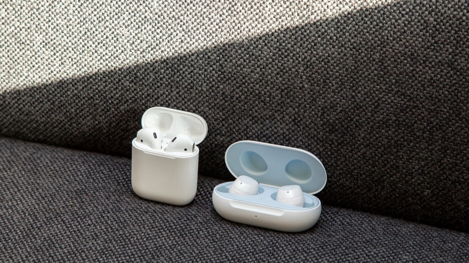So sánh Galaxy Buds và AirPods: Đâu là chiếc tai nghe không dây hoàn hảo? 9 So sánh Galaxy Buds và AirPods: Đâu là chiếc tai nghe không dây hoàn hảo? 9