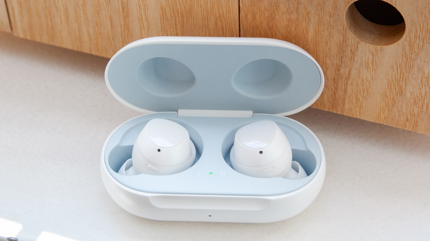 Đại chiến tai nghe không dây: Galaxy Buds và AirPods ảnh 2