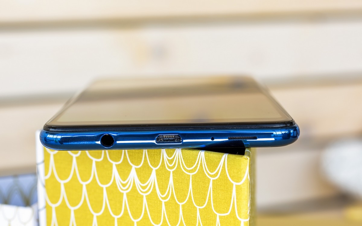 cổng micro USB trên Galaxy A7 2018