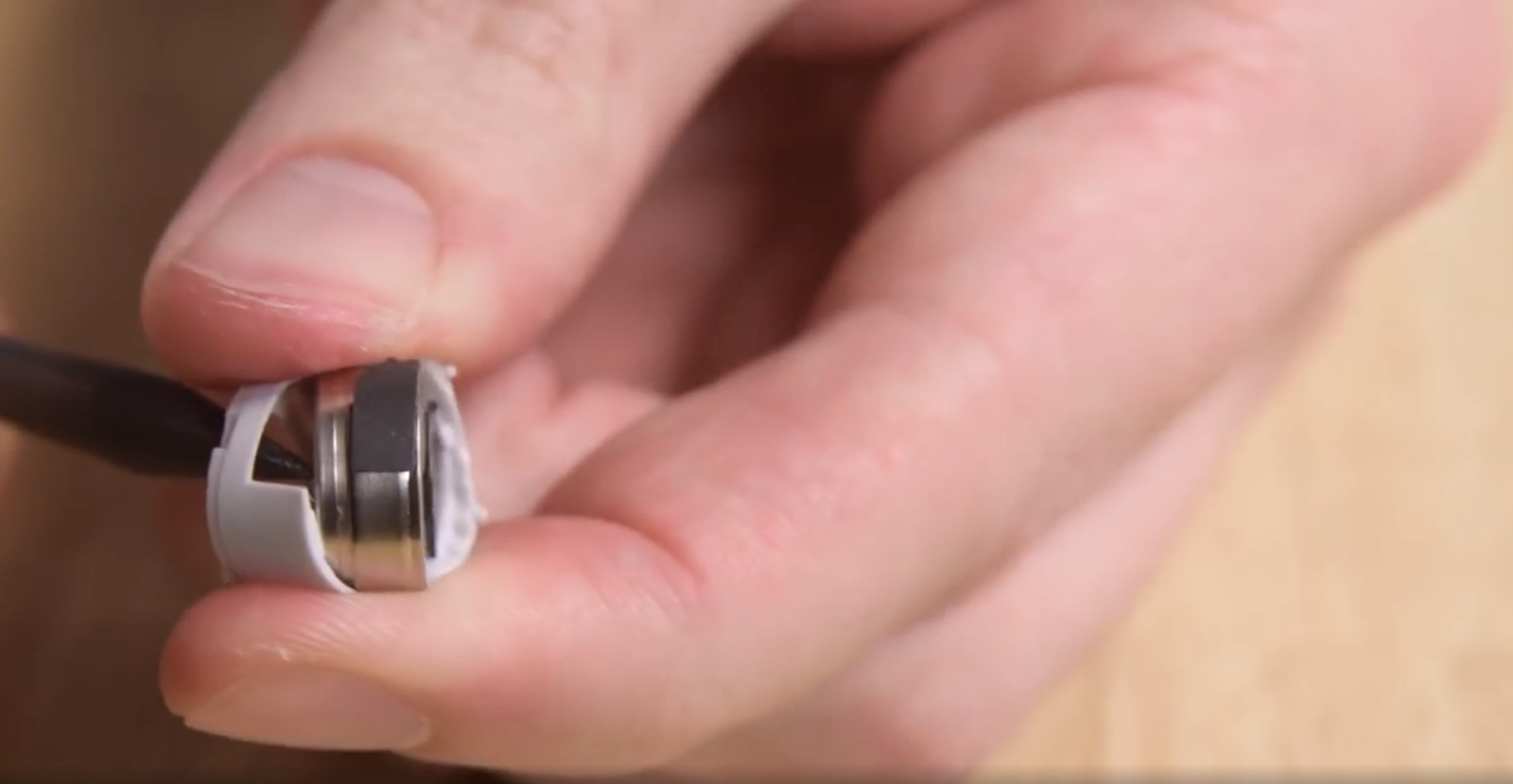 iFixit phát hiện ưu điểm của Galaxy Buds so với AirPods ảnh 2