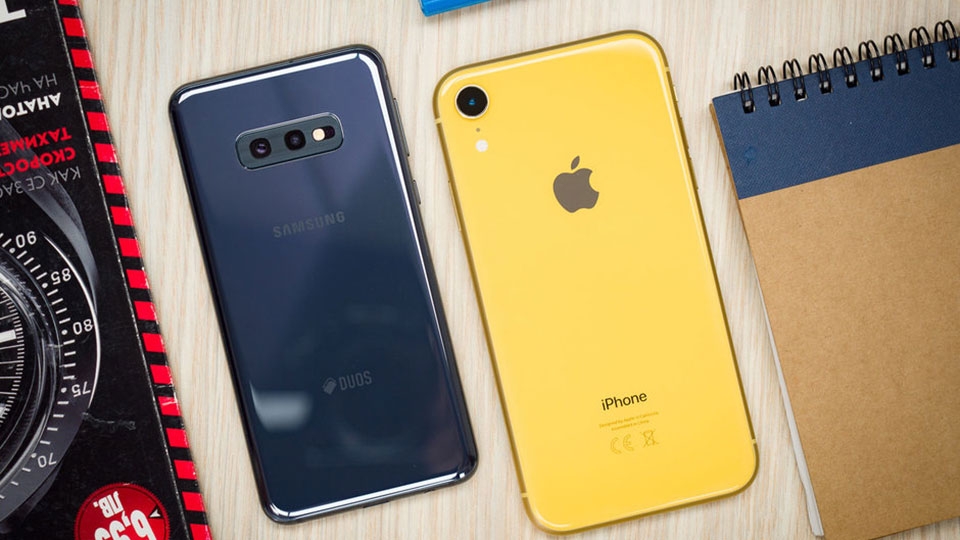 iPhone XR vs Galaxy S10e