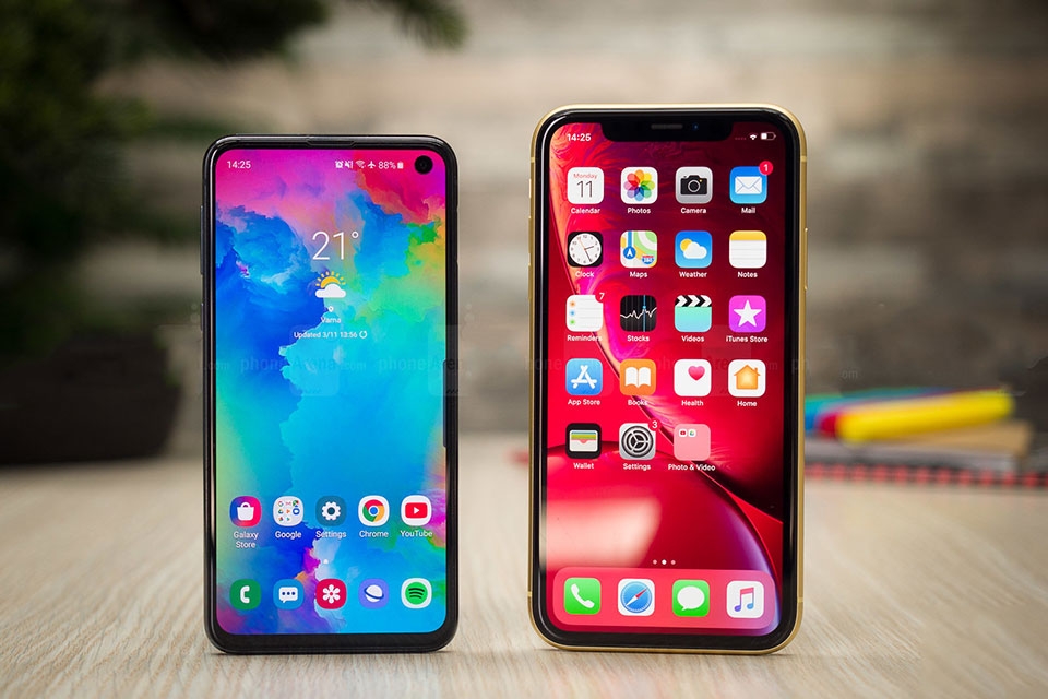 iPhone XR vs Galaxy S10e