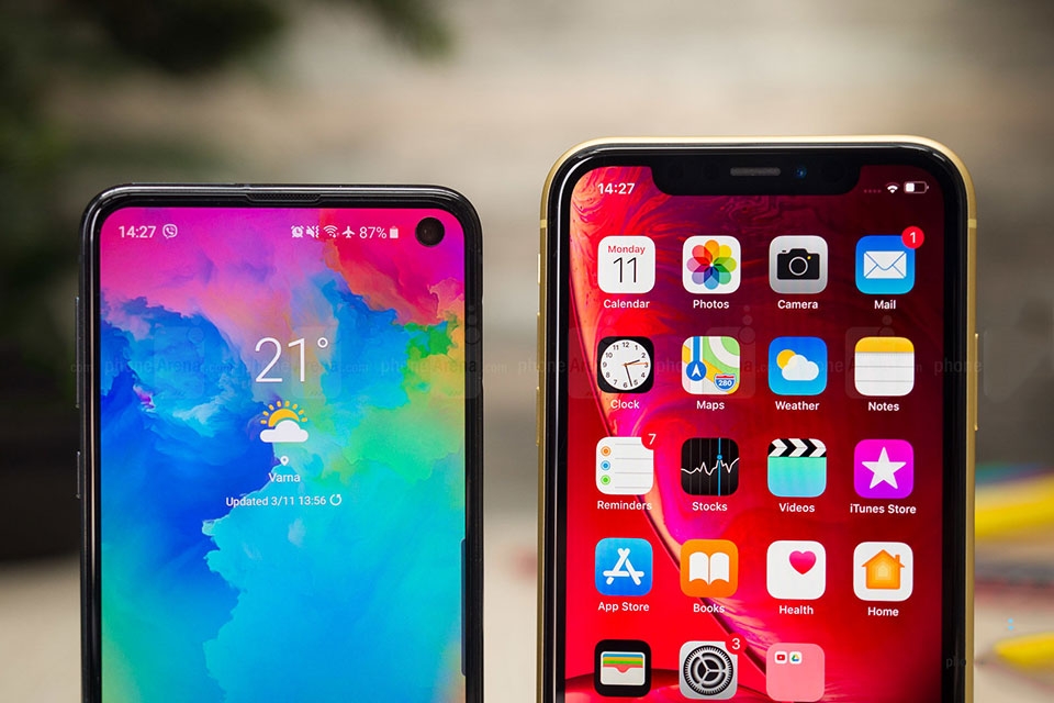 iPhone XR vs Galaxy S10e
