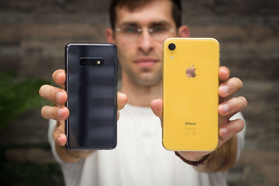 iPhone XR vs Galaxy S10e