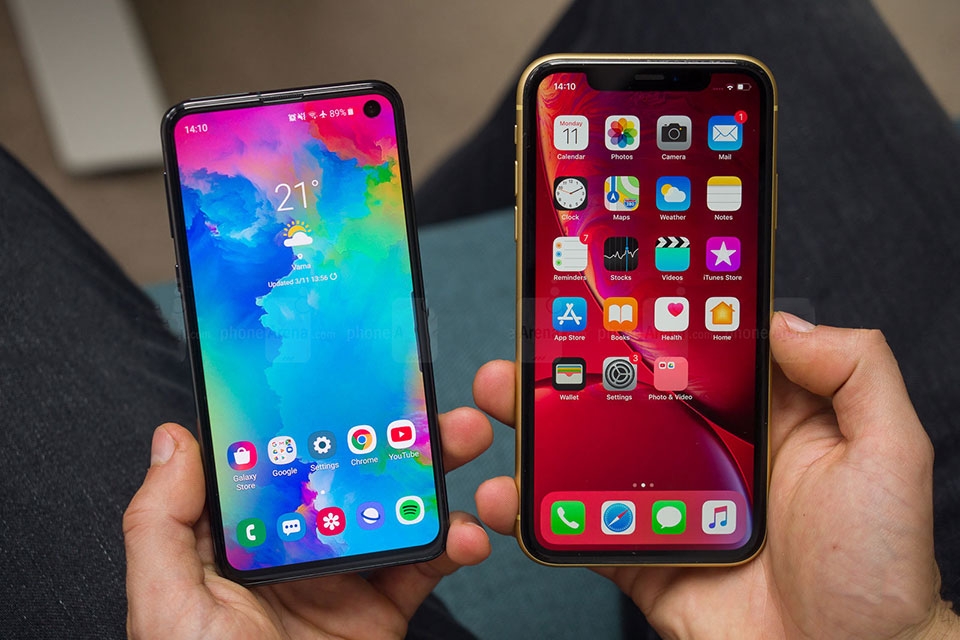 iPhone XR vs Galaxy S10e