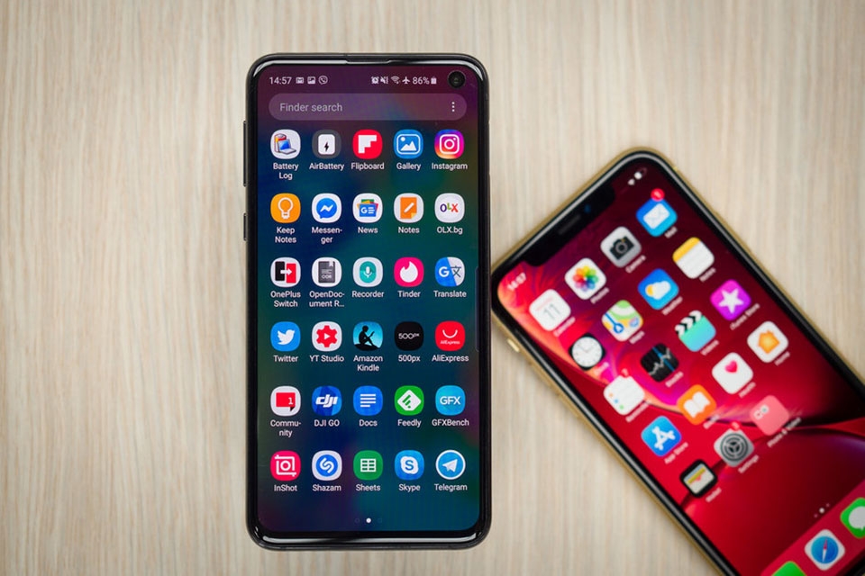 iPhone XR vs Galaxy S10e