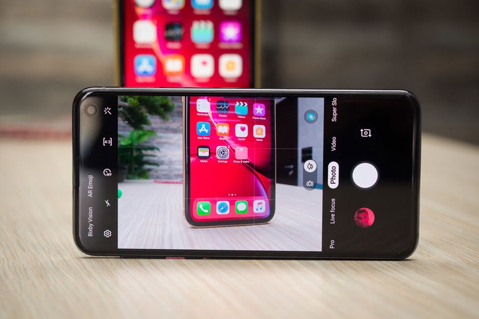 iPhone XR vs Galaxy S10e
